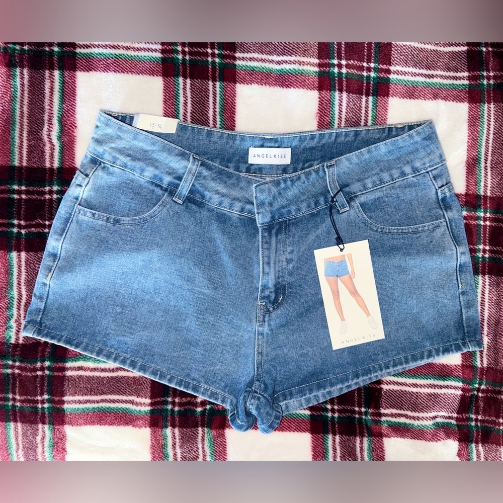 NWT SHORT JEAN ANGEL KISS SIZE 13/31